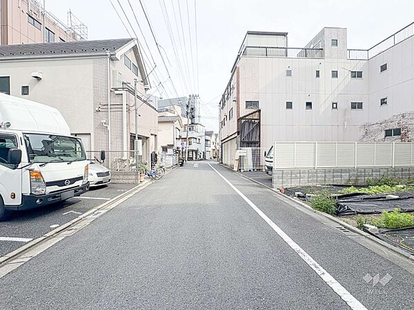 物件の東側前面道路（北側から）