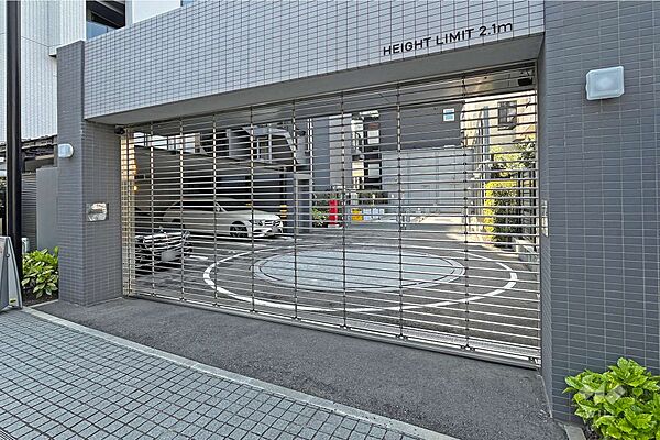 駐車場の出入り口（リングシャッター付き）