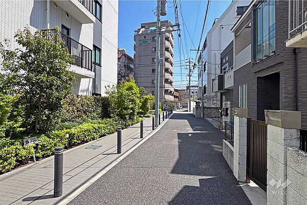 敷地の南西側前面道路（北西側から）