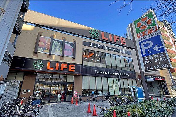 ライフ(若松河田駅前店)の外観