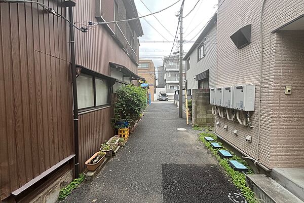 物件の北西側前面道路（北東側から）。対象不動産セットバック後、道路幅員は4mになります。
