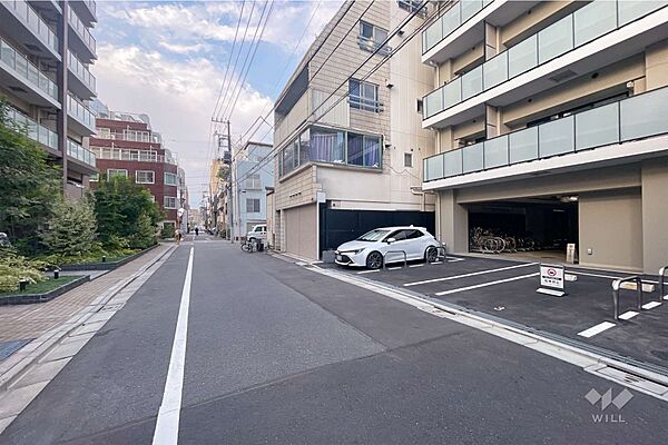 敷地西側の前面道路（南側から）