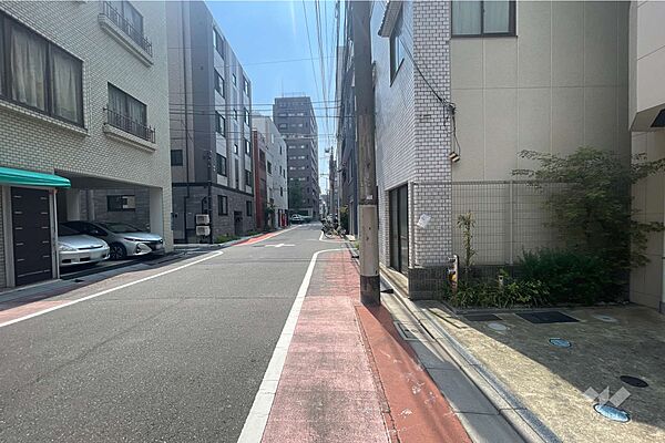 敷地西側の前面道路