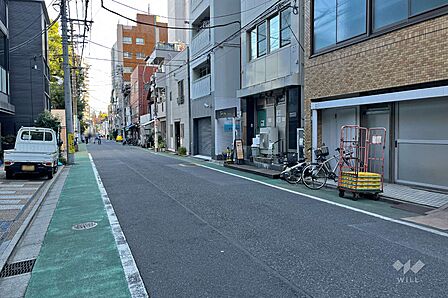 敷地北東側の前面道路(北西側から)