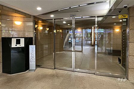 エントランスはオートロック付きです。
