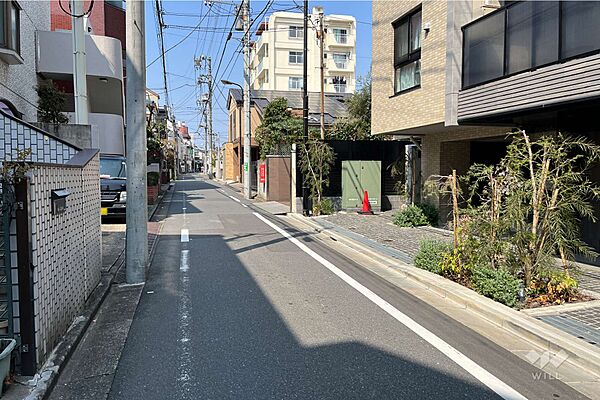 敷地の南側前面道路（東側から）