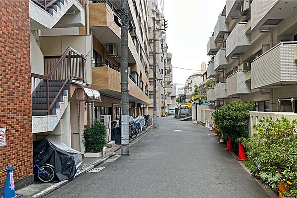 敷地の東側前面道路（南側から）