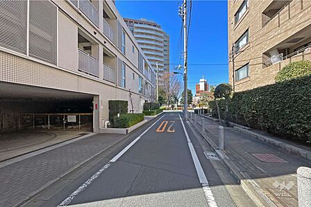 敷地の北側前面道路（東側から）