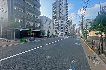 敷地の西側前面道路は左衛門橋通りです(北側から)。
