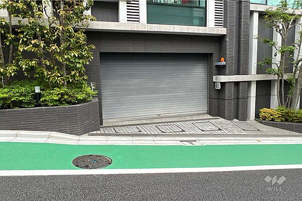 駐車場の出入り口（シャッター付き）