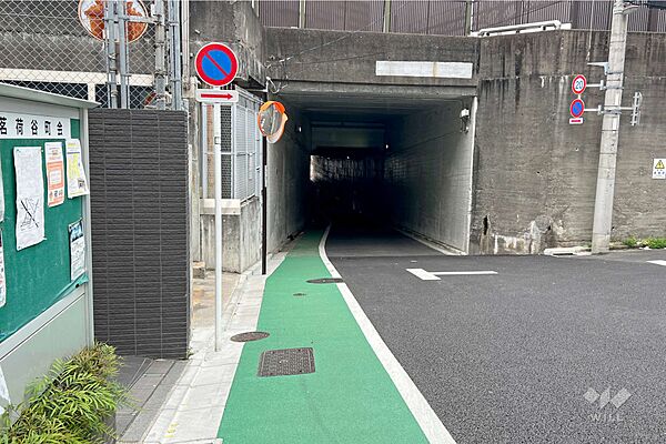 敷地南側の前面道路
