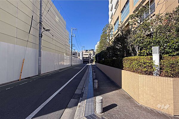 敷地南側の前面道路（東側から）