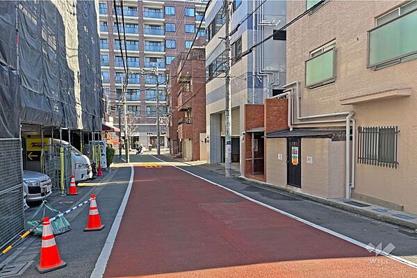 敷地の北側前面道路は六角坂です（西側から）。