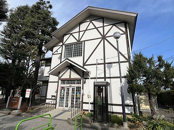 大塚公園みどりの図書室の外観