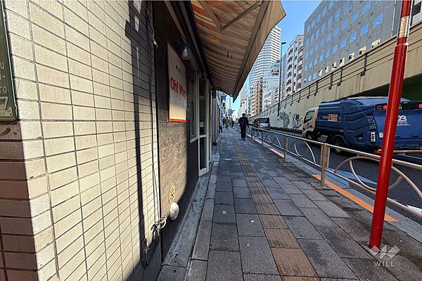 敷地の南西側前面道路（北西側から）