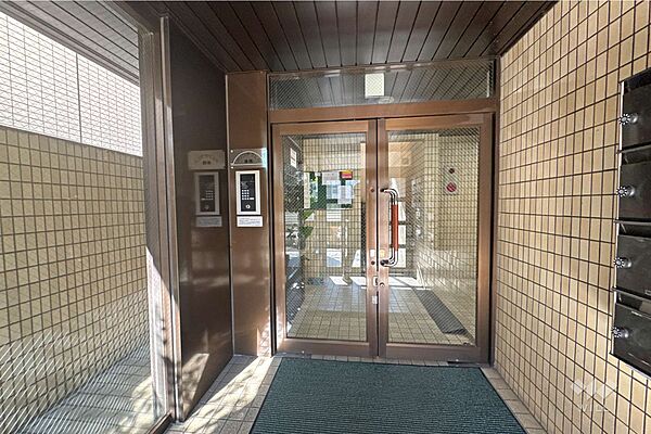 エントランスはオートロック付きです。