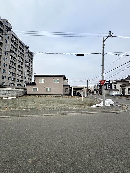 北海道の厳しい寒さも安心の「断熱性能等級6」が標準！隙間なく吹き付ける断熱材「アクアフォーム」で家全体を魔法瓶のように包み込み、光熱費を抑えながら一年中快適な室温をキープします。