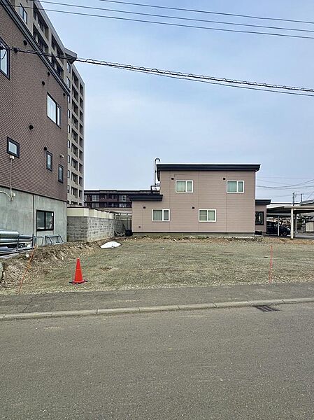 北海道の厳しい寒さも安心の「断熱性能等級6」が標準！隙間なく吹き付ける断熱材「アクアフォーム」で家全体を魔法瓶のように包み込み、光熱費を抑えながら一年中快適な室温をキープします。
