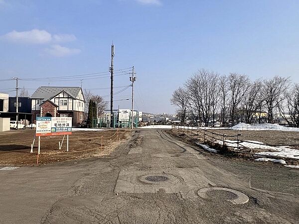 北海道の厳しい寒さも安心の「断熱性能等級6」が標準！隙間なく吹き付ける断熱材「アクアフォーム」で家全体を魔法瓶のように包み込み、光熱費を抑えながら一年中快適な室温をキープします。