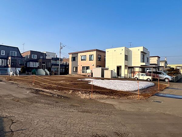 北海道の厳しい寒さも安心の「断熱性能等級6」が標準！隙間なく吹き付ける断熱材「アクアフォーム」で家全体を魔法瓶のように包み込み、光熱費を抑えながら一年中快適な室温をキープします。
