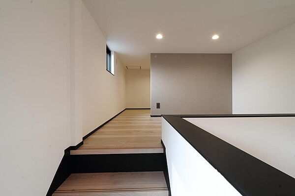 ロフト部分は手前と奥の間に仕切りを設置し、収納にも、部屋にもできる工夫。