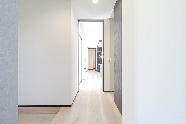 テラス面の大きいFIXのおかげで、いつも明るい。