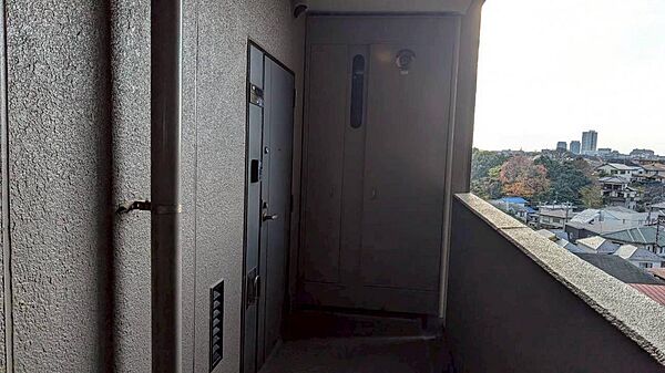 玄関専用ポーチも広々、アウトドアグッズも置けちゃう？