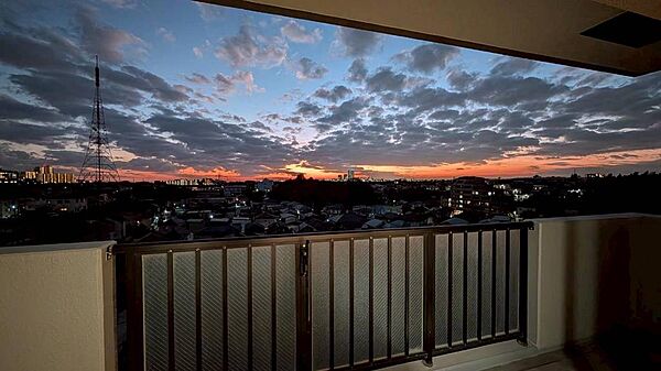 眺望地平線に広がる、素敵な夕日が見られます。