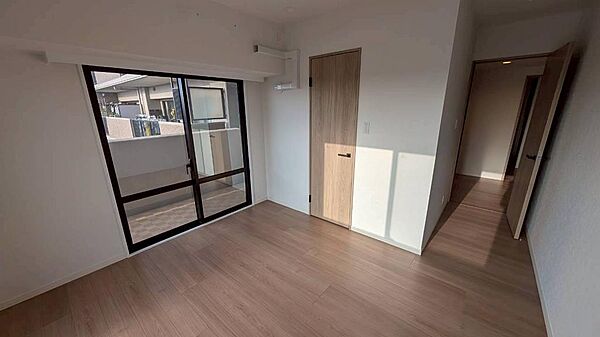 室内北と西側に窓のあるお部屋です。室内北向きのお部屋です。