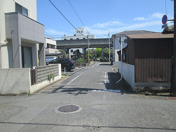北側前面道路、西から東へ臨む
