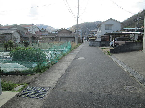 畑の前面北側道路