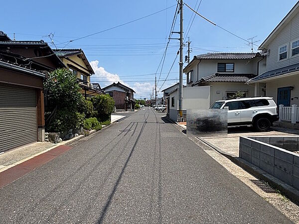 北東側・前面道路
