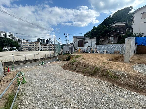 小学校が目の前にあり、お子様の通学も安心です。