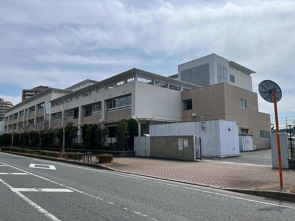 姪浜中学校まで徒歩16分(1,217m)