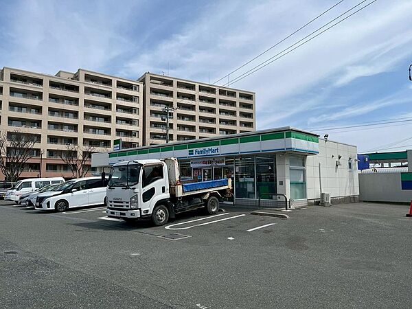 ファミリーマート福岡姪浜二丁目店まで徒歩5分(322m)
