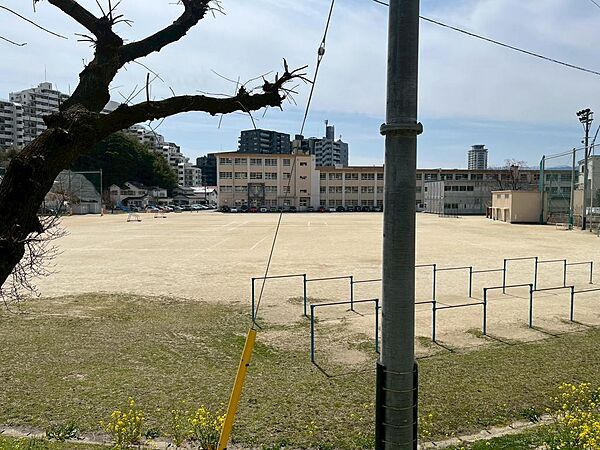 姪浜小学校まで徒歩3分(184m)