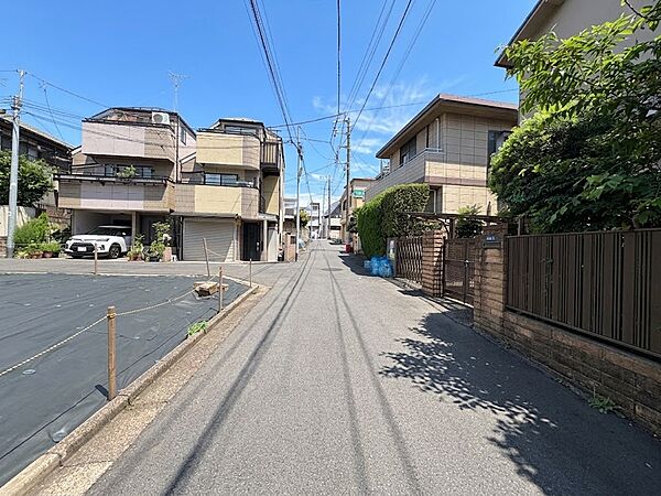 【すっきりとした前面道路】見通しが良く、車の出し入れもスムーズに行える前面道路です。通行量が少なめで、小さなお子様がいるご家庭も安心です。