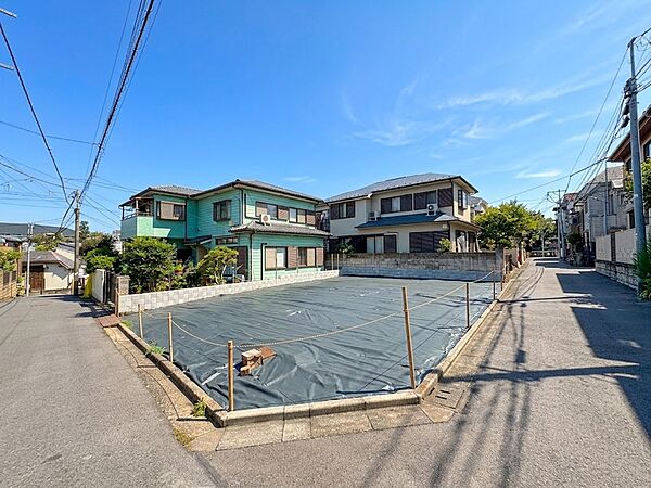 【角地風の開放感】土地の広さや形状が分かりやすい現地写真です。周囲の建物との距離感も確保されており、陽当り・通風ともに良好な住環境が魅力です。