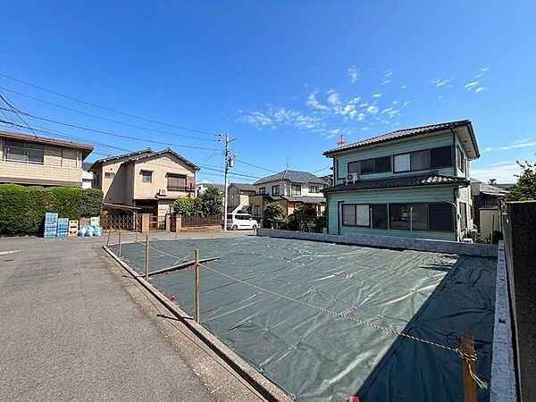 【奥行きのある広々とした敷地】土地全体を見渡せるアングルです。敷地内のスペースを有効活用し、駐車場やガーデニングスペースもゆったり確保できます。