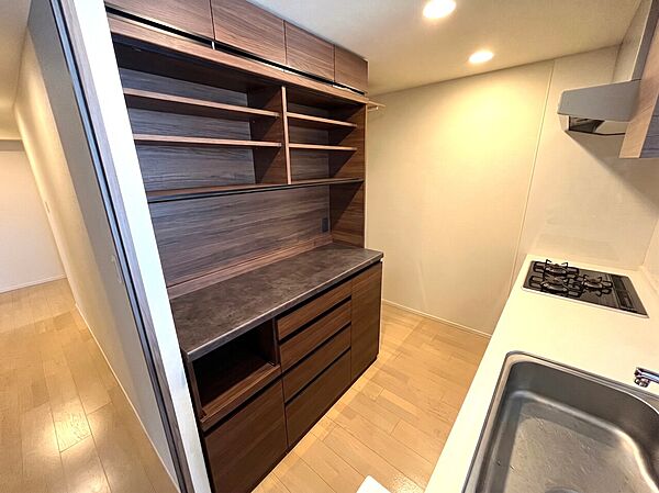 キッチンには、食器や調理器具、食材のストックなどをたっぷりと収納できる大容量のシステム収納が設置されています。キッチン周りを常にすっきりと保つことができ、家事効率もアップします。※画像の一部に消去加工