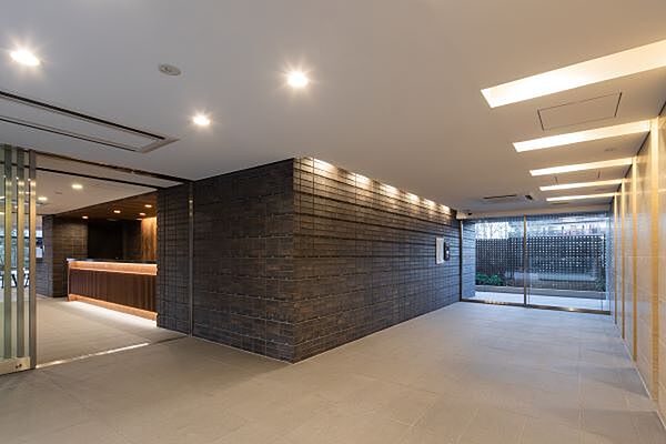 高級感あふれるモダンなデザインのエントランスロビー。住まう方やゲストを心地よく迎え入れる、ホテルライクで開放的な共用空間が広がっています。