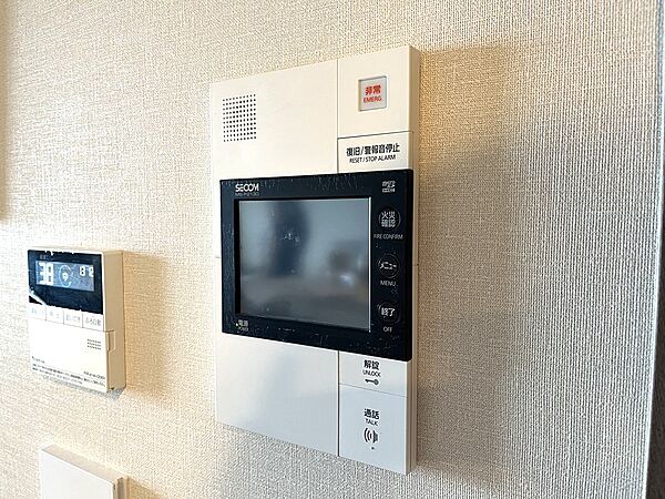 来訪者を映像と音声で確認できるTVモニター付きインターホン。セキュリティ面でも安心の設備です。
