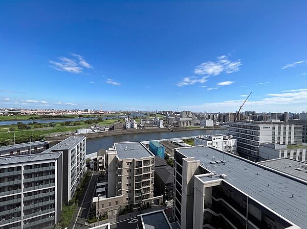 14階住戸につき眺望良好！目の前に遮るものがなく、青空が広がる開放的な景色を日常的にお楽しみいただけます。休日のリフレッシュにもぴったりのロケーションです。