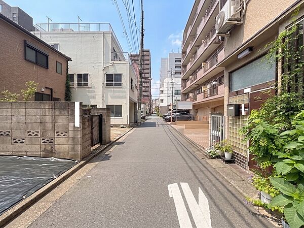 見通しの良いすっきりとした前面道路。周辺は落ち着いた住宅街となっており、住環境良好です。駅や周辺生活施設へのアクセスも良好なエリア。現地案内会も随時開催中ですので、お気軽にご連絡ください。（97字）