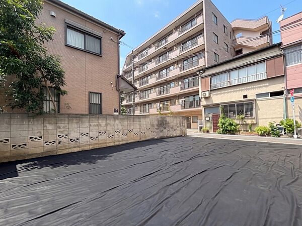 敷地奥側からのアングルです。周囲には落ち着いた街並みが広がり、穏やかな住環境が保たれています。開放感があり、採光や通風に考慮した間取り設計がしやすい魅力的な敷地形状となっております。