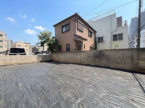 陽当りの良い澄み渡った空と、広々とした敷地空間が魅力の現地です。隣地との境界線にはブロック塀が備わっており、落ち着いた住環境が保たれています。自由度の高い建築プランで理想の住まいを叶えませんか。