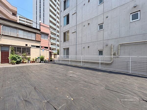 開放的な空間が広がる敷地全景です。周囲の建物の配置や日当たり状況をご確認いただけます。綺麗な敷地状態で、着工までのイメージもスムーズ。マイホームの夢が膨らむ現地をぜひ一度ご覧ください。