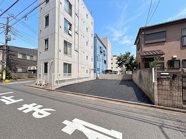 前面道路に面したオープンで出入りのしやすい敷地です。隣地との境界もしっかり整理されており、駐車スペースの配置や車の出し入れもスムーズに行えます。建築条件の有無などお気軽にお問い合わせください。