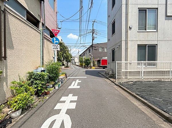 敷地前面道路の様子です。一時停止標識もあり、通行する車の速度が抑えられやすい安心の道路環境。閑静な住宅街で小さなお子様がいるご家庭も安心です。近隣の交通量なども現地にてお確かめいただけます。