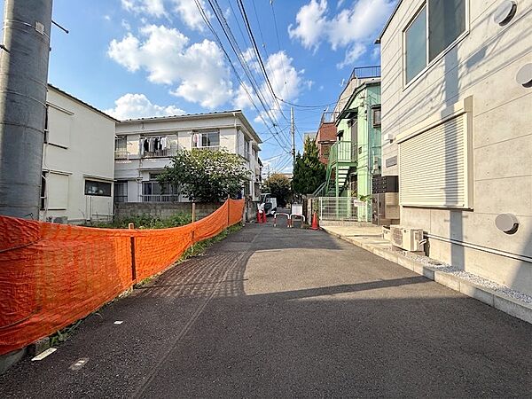 交通量の少ない前面道路の為、小さなお子様のいるご家庭でも安心して生活できる環境です。